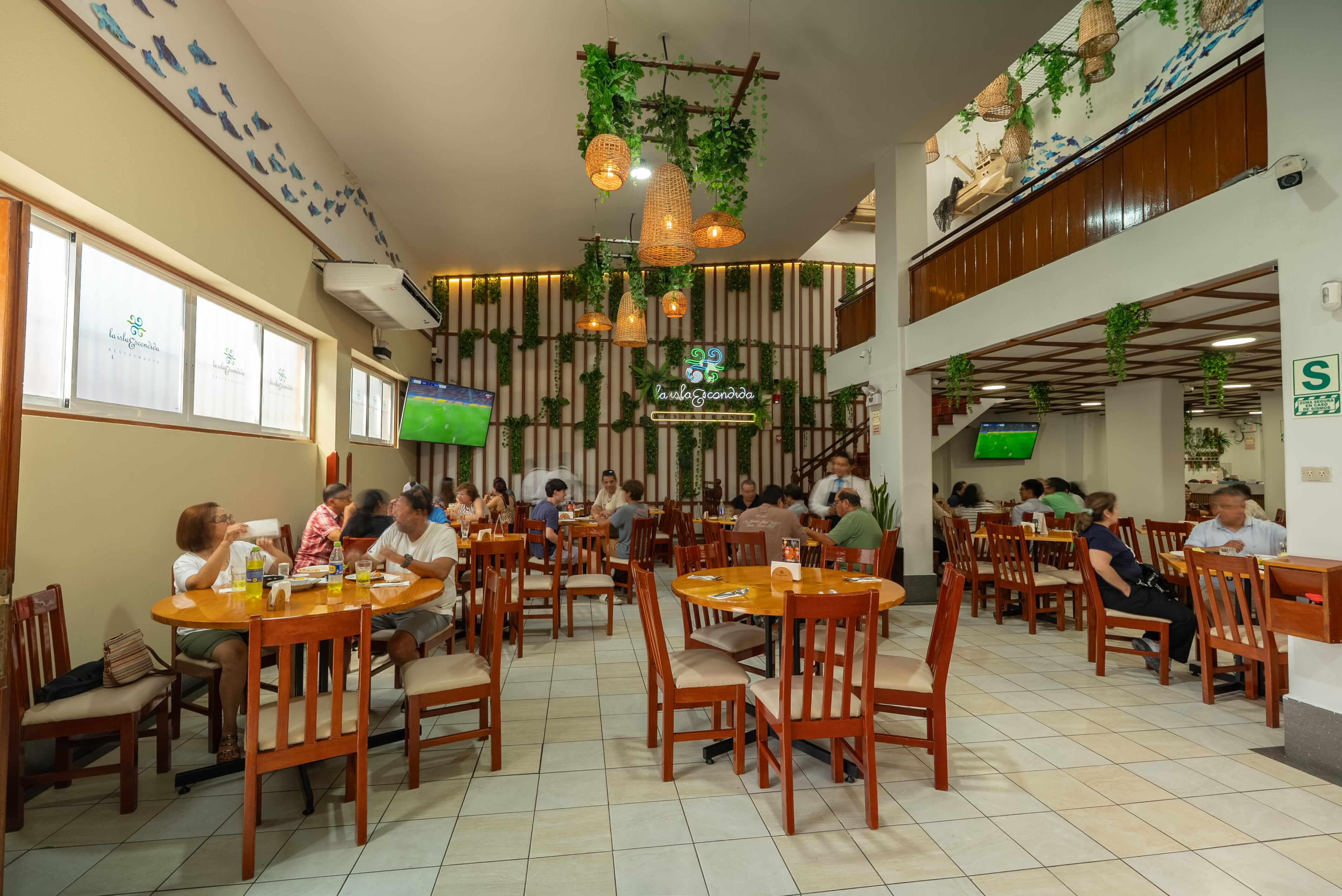 Interior del restaurante La Isla Escondida